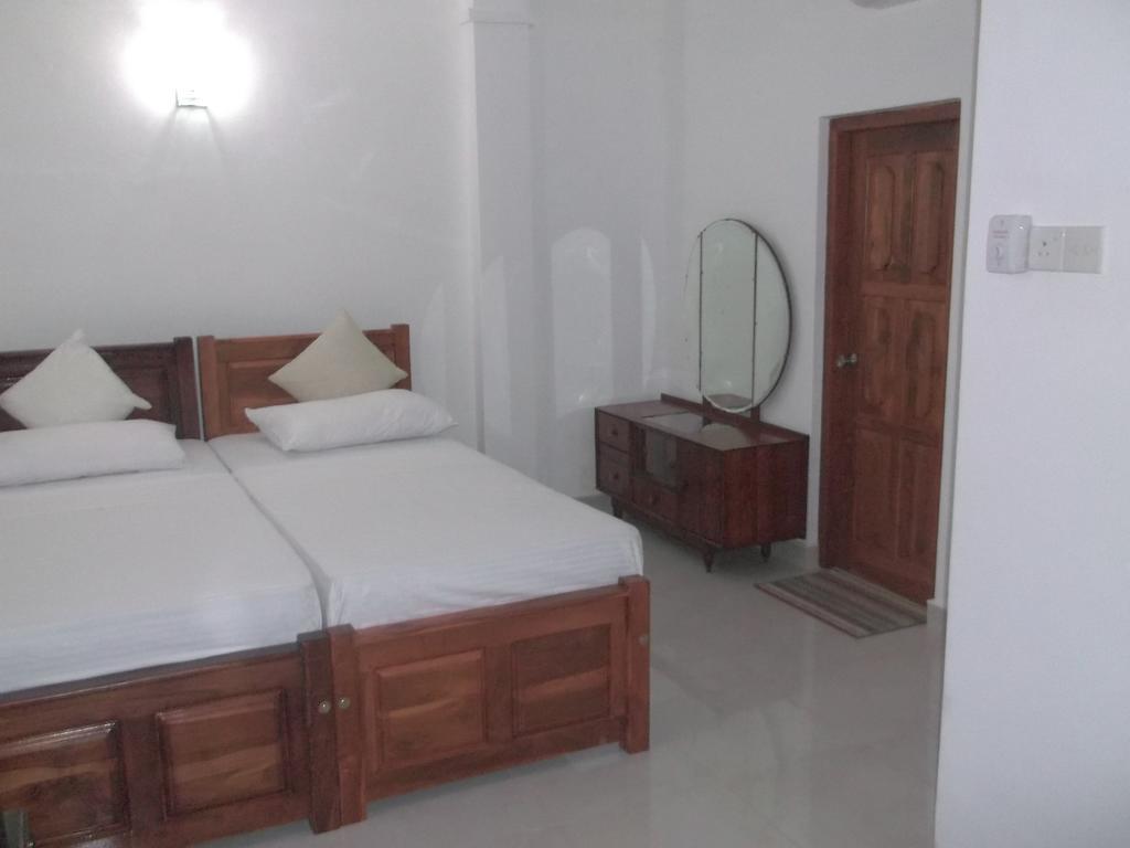 Srilanka Ayurveda Hotel Хикадува Стая снимка